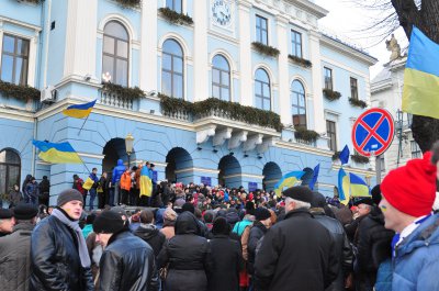 Городской совет в Черновцах пытались штурмовать - митингующих остановили