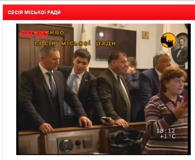 Депутатов горсовета заблокировали, требуют отставки Михайлишина