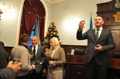 Депутати міськради завершили рік з шампанським і цукерками