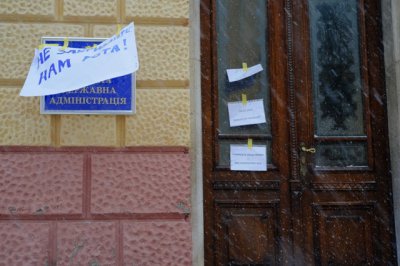 У Чернівцях журналісти провели мовчазну акцію непокори під ОДА