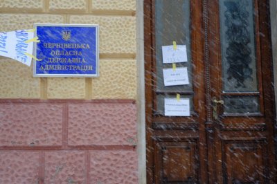 У Чернівцях журналісти провели мовчазну акцію непокори під ОДА