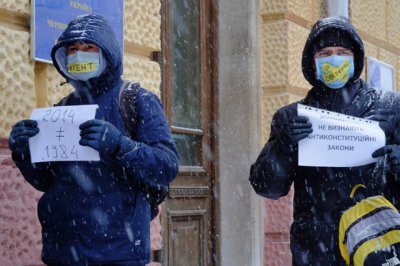 У Чернівцях журналісти провели мовчазну акцію непокори під ОДА