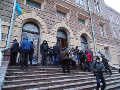 В захопленій ОДА наводять порядок: ремонтують двері, виносять сміття