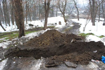 Чернівецький парк закидали сніговими барикадами з-під ОДА