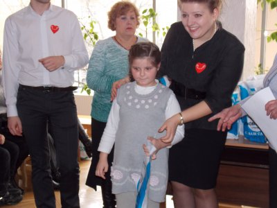 Нечуючим дітям з Чернівців подарували 35 слухових апаратів