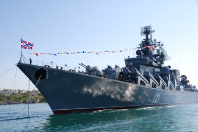 Російський ракетний крейсер "Москва" наближається до материкової частини України