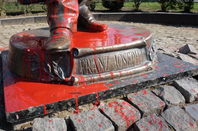 У Чернівцях під носом у СБУ осквернили пам'ятник Францу Йосифу