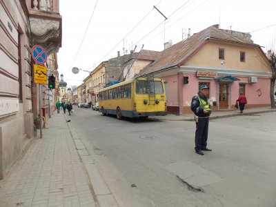 У Чернівцях тролейбус обірвав лінії електропередач