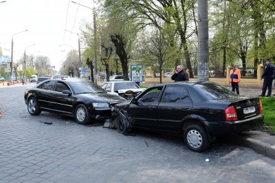 У Чернівцях на Головній зіштовхнулися три авто