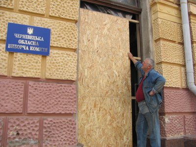 За гроші міністра у Чернівецькій ОДА реставрують двері