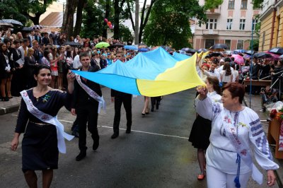 26-метровий прапор єдності розгорнули на "Останньому дзвонику" в Чернівецькій гімназії №5