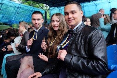 Чернівецьким випускникам вручили золоті і срібні медалі