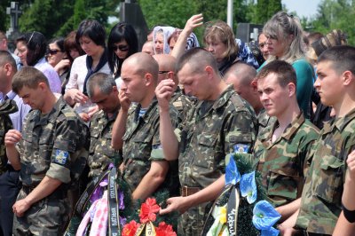 Загиблого десантника у Чернівцях поховали під військові салюти