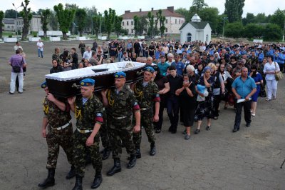 Загиблого десантника у Чернівцях поховали під військові салюти