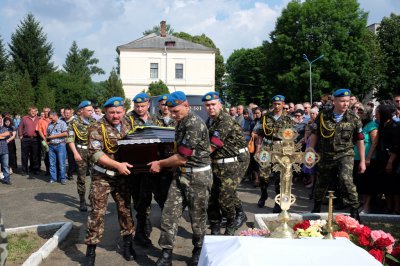 Загиблого десантника у Чернівцях поховали під військові салюти