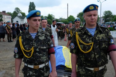 Загиблого десантника у Чернівцях поховали під військові салюти