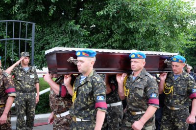 Загиблого десантника у Чернівцях поховали під військові салюти