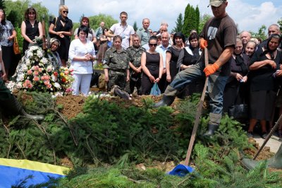 Загиблого десантника у Чернівцях поховали під військові салюти