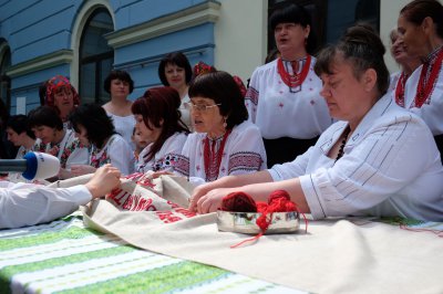 Буковинці вишивають Рушник Єдності - Каспрук уже взявся за голку (фото)