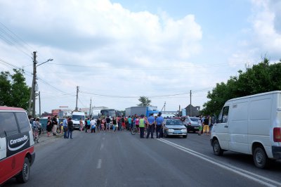 В Мамаевцах люди перекрыли трассу - стоит километровая пробка ( ФОТО )