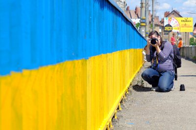 У Чернівцях міст розмалювали в національні кольори "ФОТО)