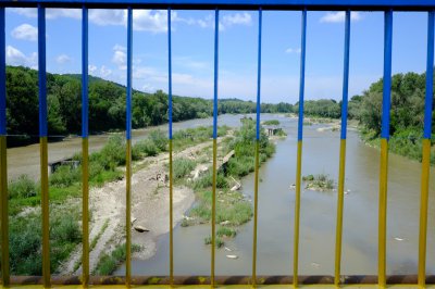 У Чернівцях міст розмалювали в національні кольори (ФОТО)