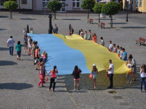 Чернівецька молодь розгорнула великий український прапор у Польщі