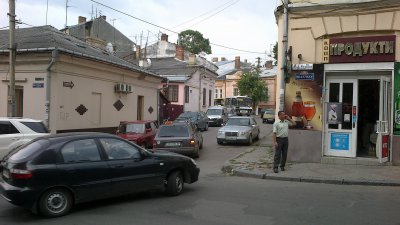 На улице Русской ограничили движение транспорта - работают коммунальщики