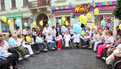 В Черновцах инвалиды-колясочники провели парад в вышиванках (ФОТО)