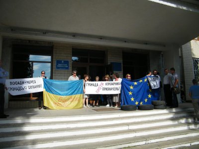 У Кіцмані після штовханини біля РДА таки представили голову (ФОТО)