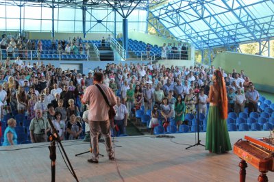 На концерті у Чернівцях зібрали 36 тисяч гривень для військових (ФОТО)