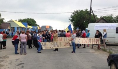 На Сокирянщині люди другий день блокують рух на міжнародній трасі