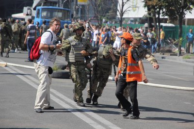 На Майдані горять шини, протестувальники чинять опір правоохоронцям (ФОТО)