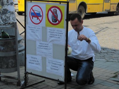 Сбербанк Росії в Чернівцях пікетували з коктейлями Молотова (ФОТО)