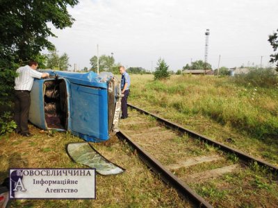 На Буковині невідомі вкрали "Москвич" і проїхались ним по залізничній колії (ФОТО)