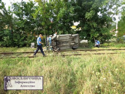 На Буковині невідомі вкрали "Москвич" і проїхались ним по залізничній колії (ФОТО)