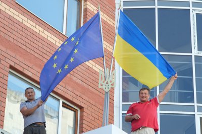 Чернівчани встановили на багатоповерхівці прапори України та Євросоюзу