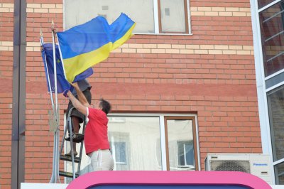 Чернівчани встановили на багатоповерхівці прапори України та Євросоюзу