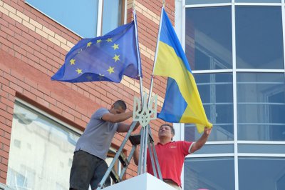 Чернівчани встановили на багатоповерхівці прапори України та Євросоюзу