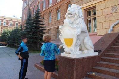 Левам під ОДА намалювали національні прапори