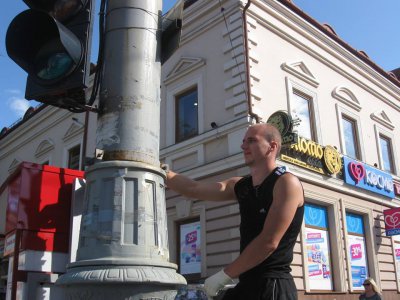 Стару браму в центрі Чернівців розфарбували в синьо-жовті кольори (ФОТО)