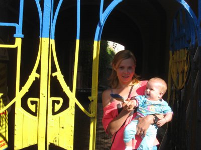 Стару браму в центрі Чернівців розфарбували в синьо-жовті кольори (ФОТО)