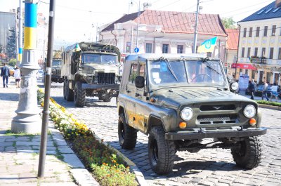 Депутати міськради придбали 4 машини для військових (ФОТО)