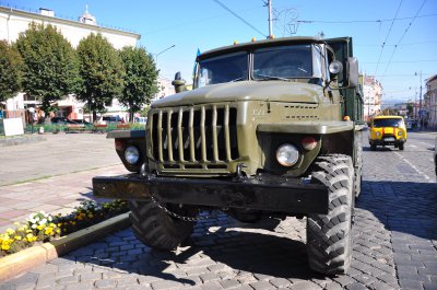 Депутати міськради придбали 4 машини для військових (ФОТО)