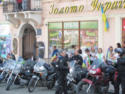 У Чернівці приїхали польські байкери вшанувати пам'ять Катинської трагедії (ФОТО)