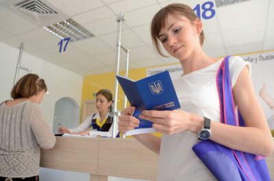 Чернівчанам паспорти видаватимуть на вулиці Б. Хмельницького