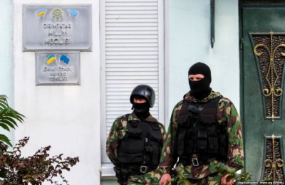 У Сімферополі озброєні люди проводять обшук у будівлі Меджлісу