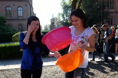 Студенти ЧНУ облились водою для підтримки армії (ВІДЕО)