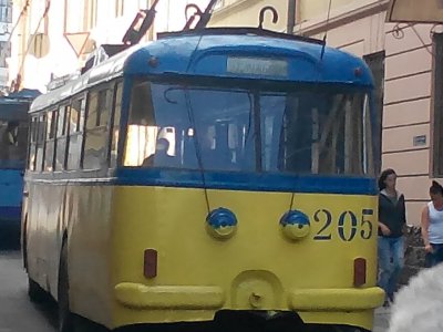 У Чернівцях старий тролейбус пофарбували у синьо-жовті кольори (ФОТО)
