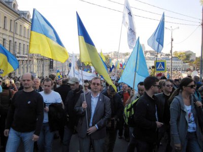 Росіянин, який співпрацює з ЧНУ, проніс український прапор вулицями Москви (ВІДЕО)